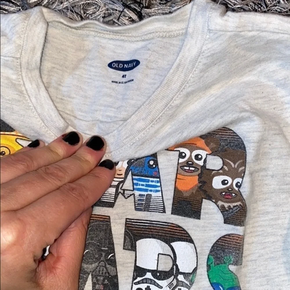 Boys Star Wars long sleeve 4T fit is 2/3.